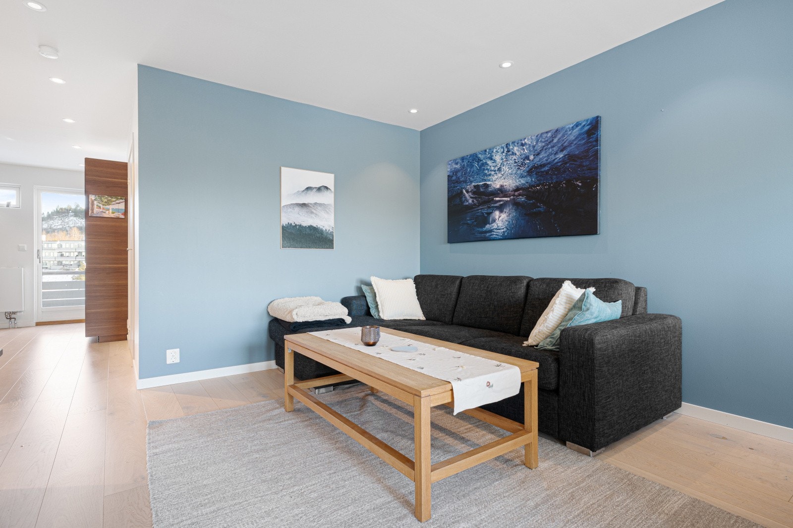 I tillegg til fjernvarme via radiatorene så er det også installert elektrisk gulvvarme i stue, kjøkken og entre. Galleribilde