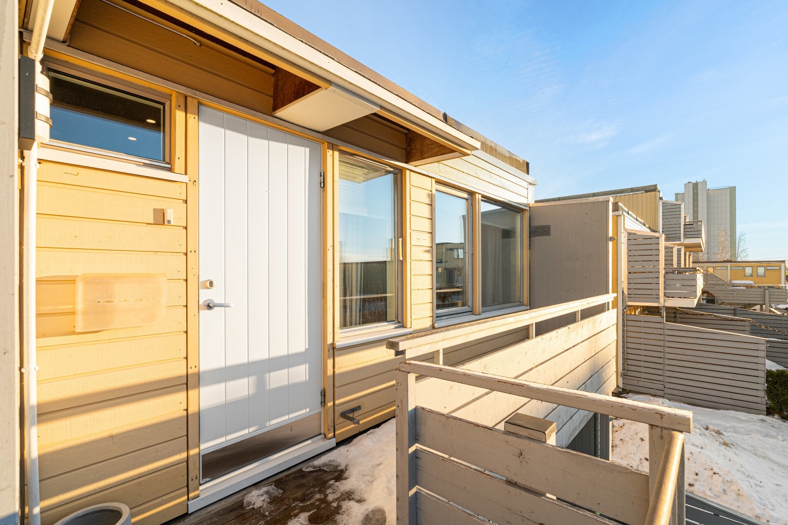 Ved entreen har du en vestvendt uteplass med ettermiddag/kveldssol. Galleribilde