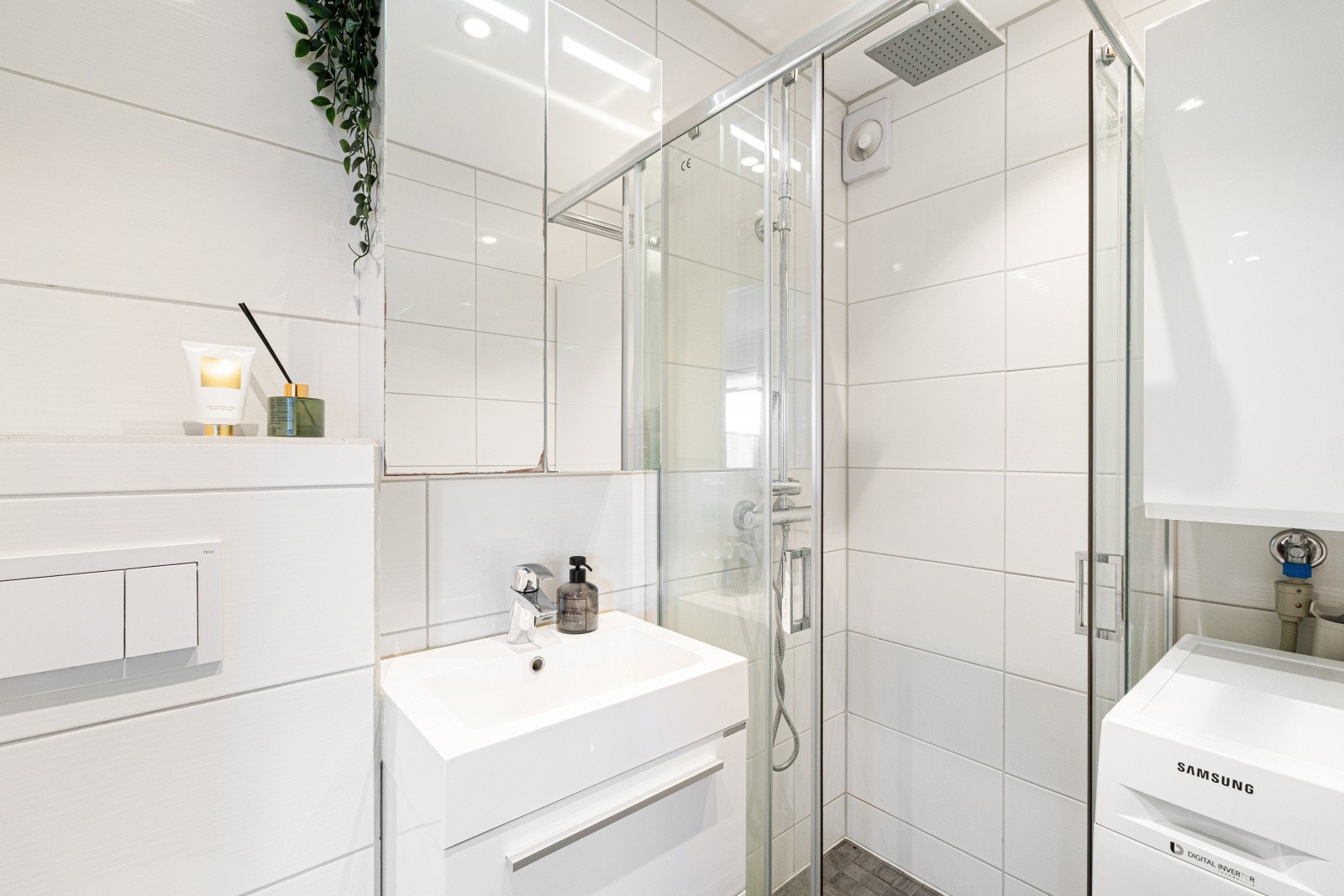 Baderommet har downlights og speil med integrert belysning. Galleribilde