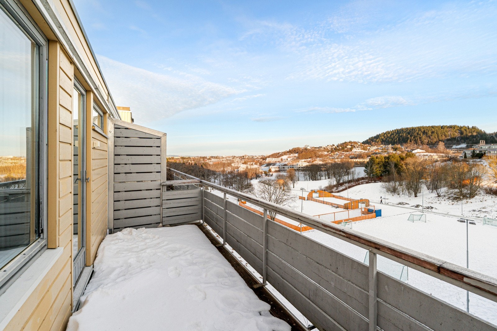 Leiligheten har uteplasser der du kan følge solen hele dagen. Galleribilde