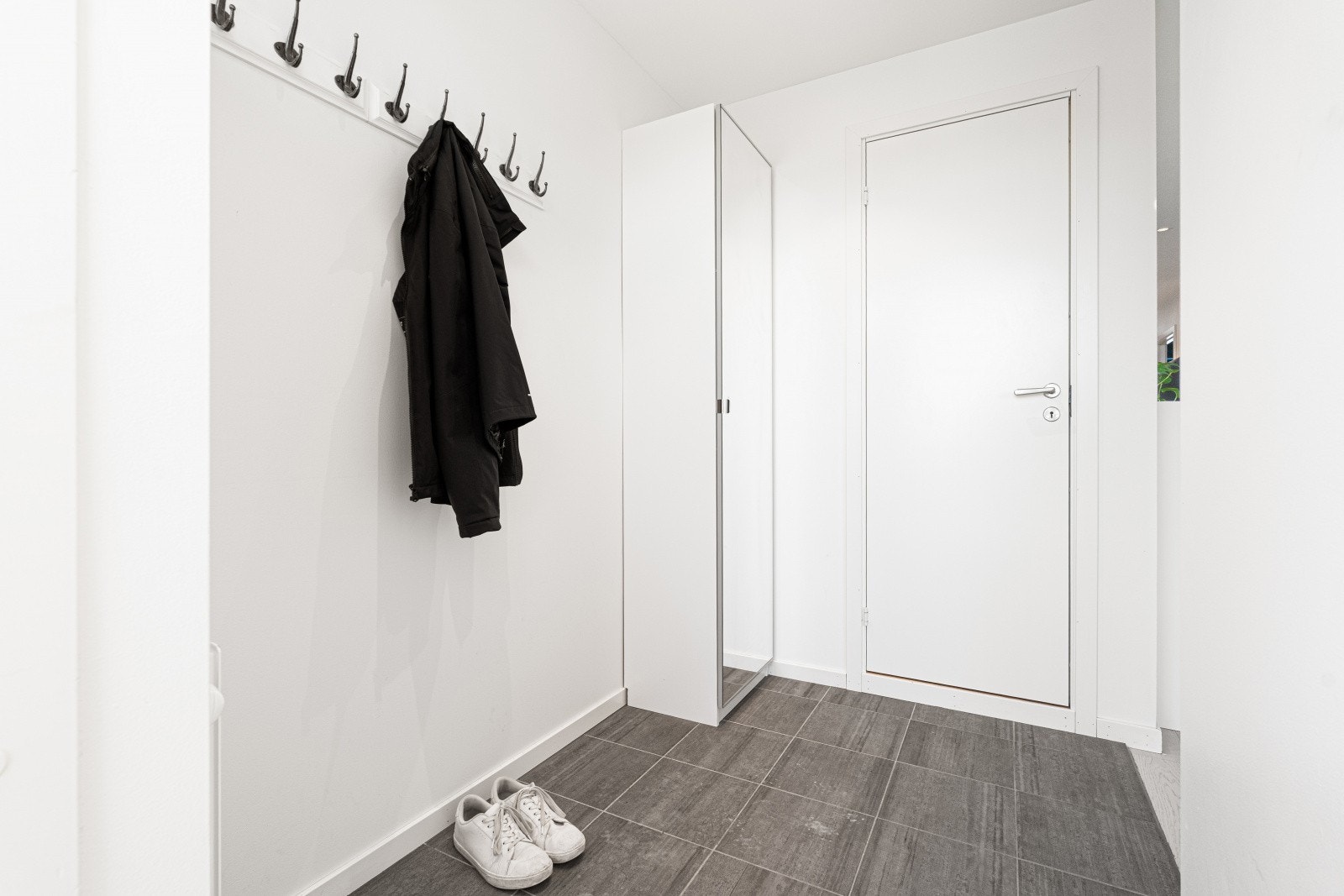 Flislagt entre med elektrisk gulvvarme. Entre har også fjernvarme via radiator. Galleribilde