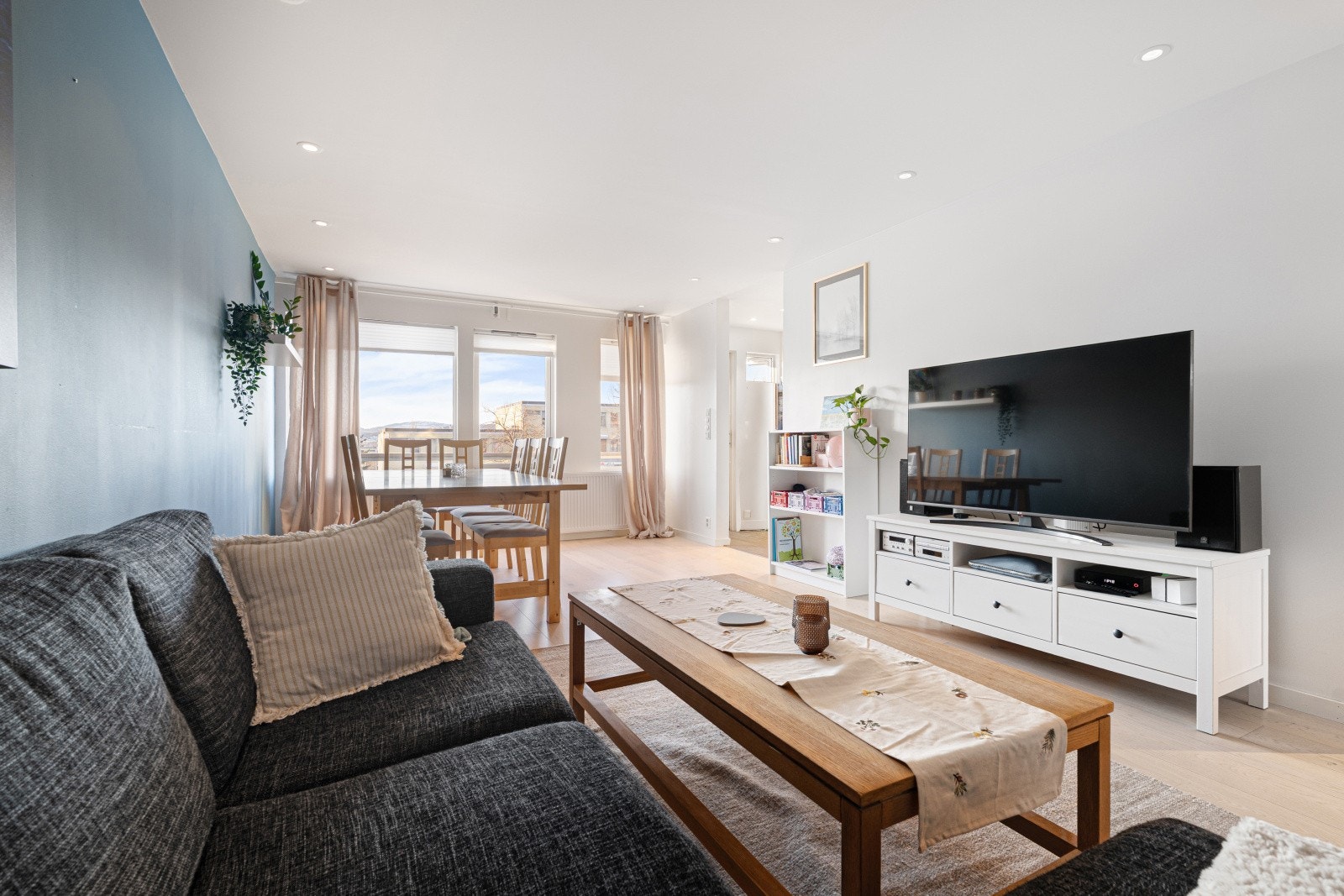 Leiligheten har en svært god planløsning og oppleves som lys og romslig. Galleribilde