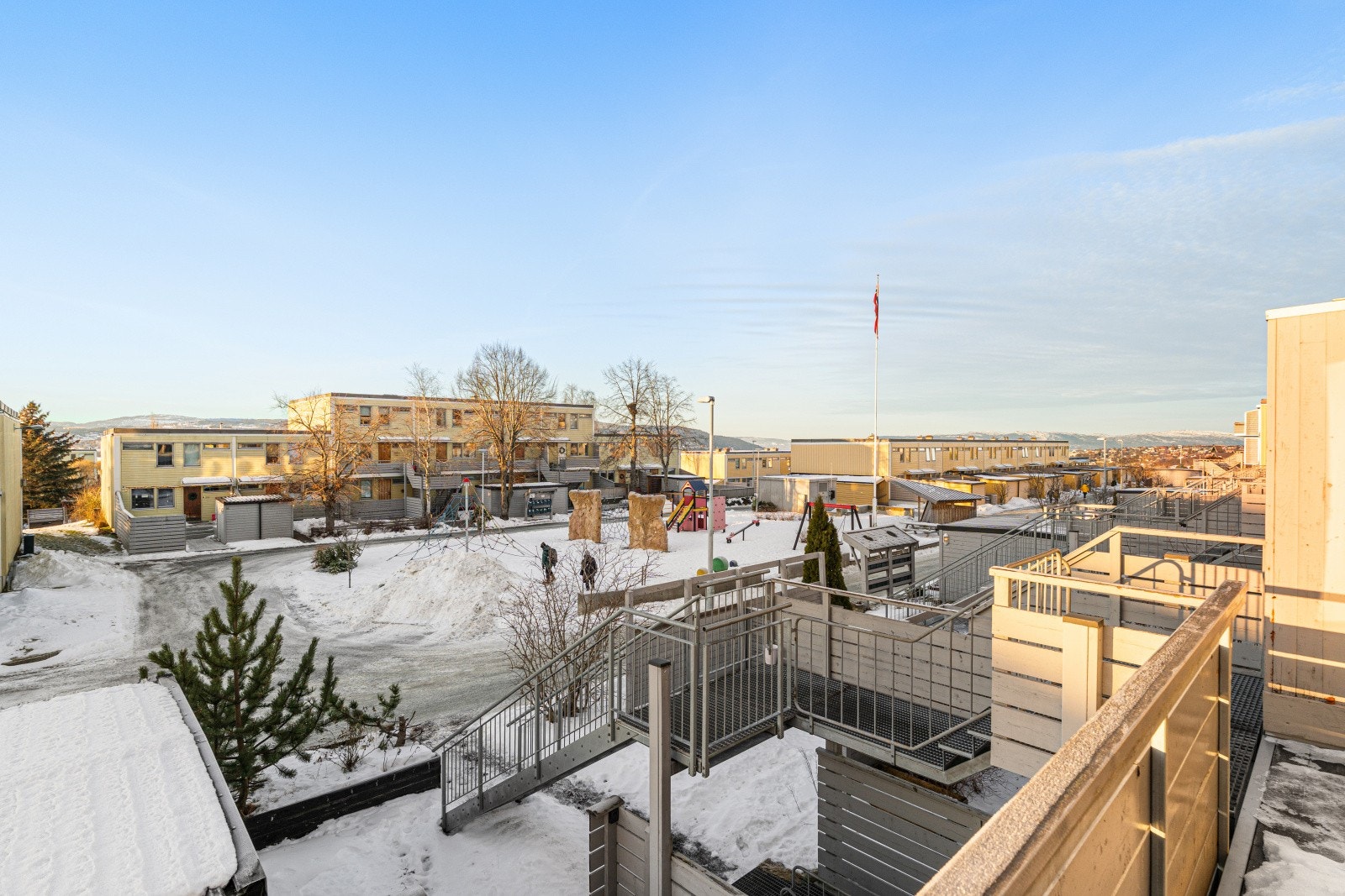 Like ved leiligheten er det også lekeplass som disponeres av beboerne. Galleribilde
