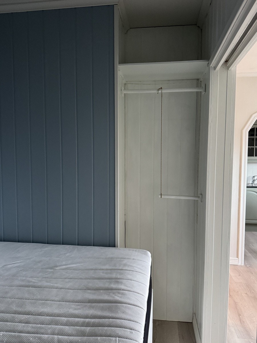 Plass med mulighet for oppheng av klær. Galleribilde