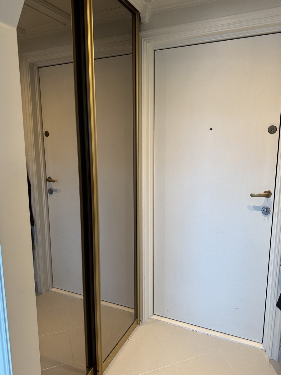 God plass for obbevaring i smart skyvedørsgarderobe. Galleribilde