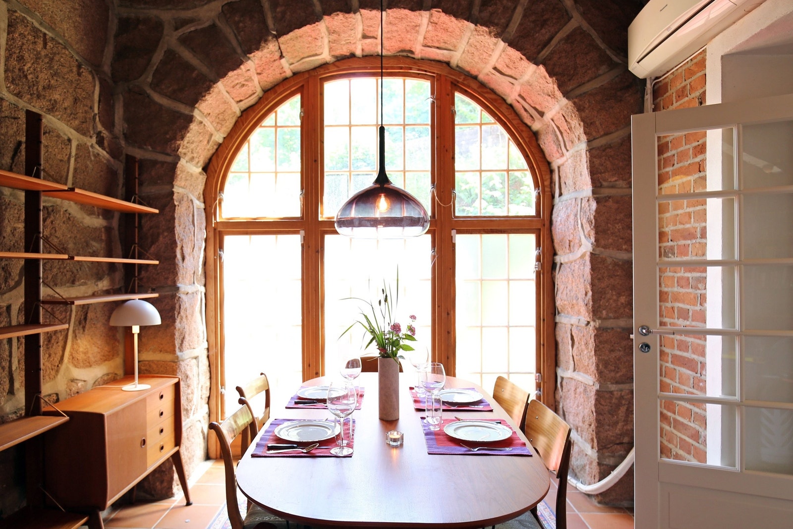 Velkommen videre inn i stuen, der det er god plass til både stue og spisestue i to naturlige soner. Galleribilde