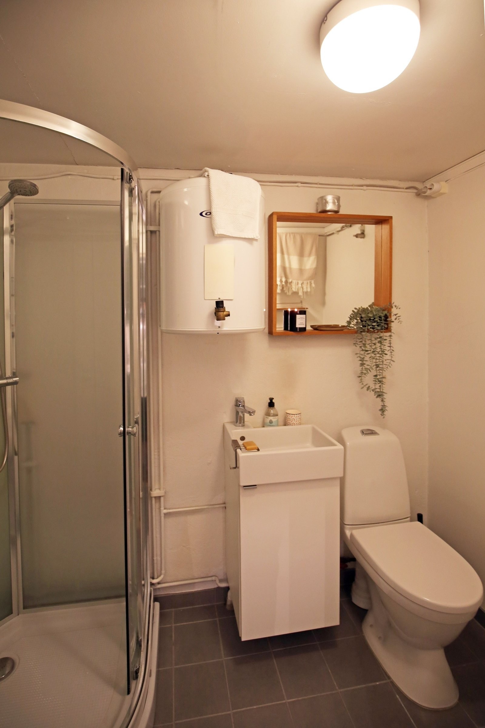 Fint og praktisk bad fra 2019 med dusjkabinett. Galleribilde