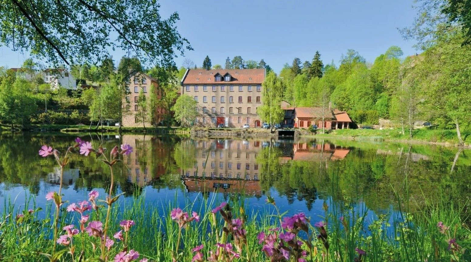 Oversiktsbilde av Fossekleiva (bilde lånt av Vestfoldmuseene IKS). Leiligheten ligger nederst til venstre. Galleribilde