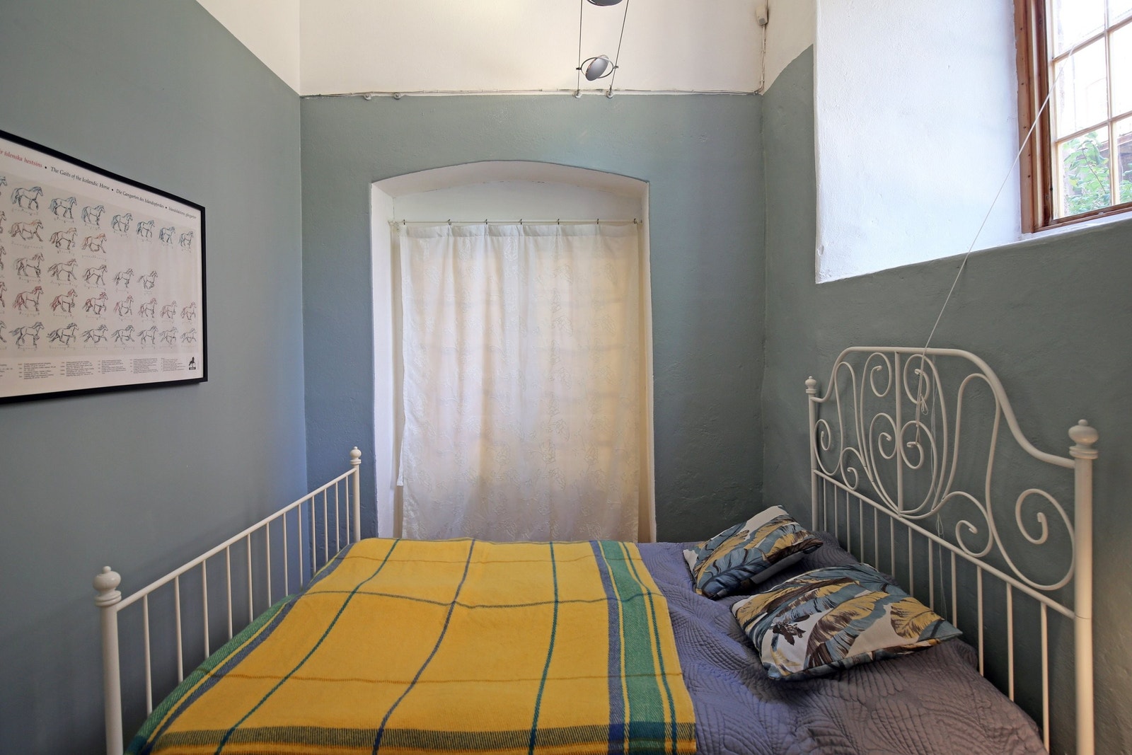 Hyggelig soverom med god plass til dobbeltseng. Galleribilde