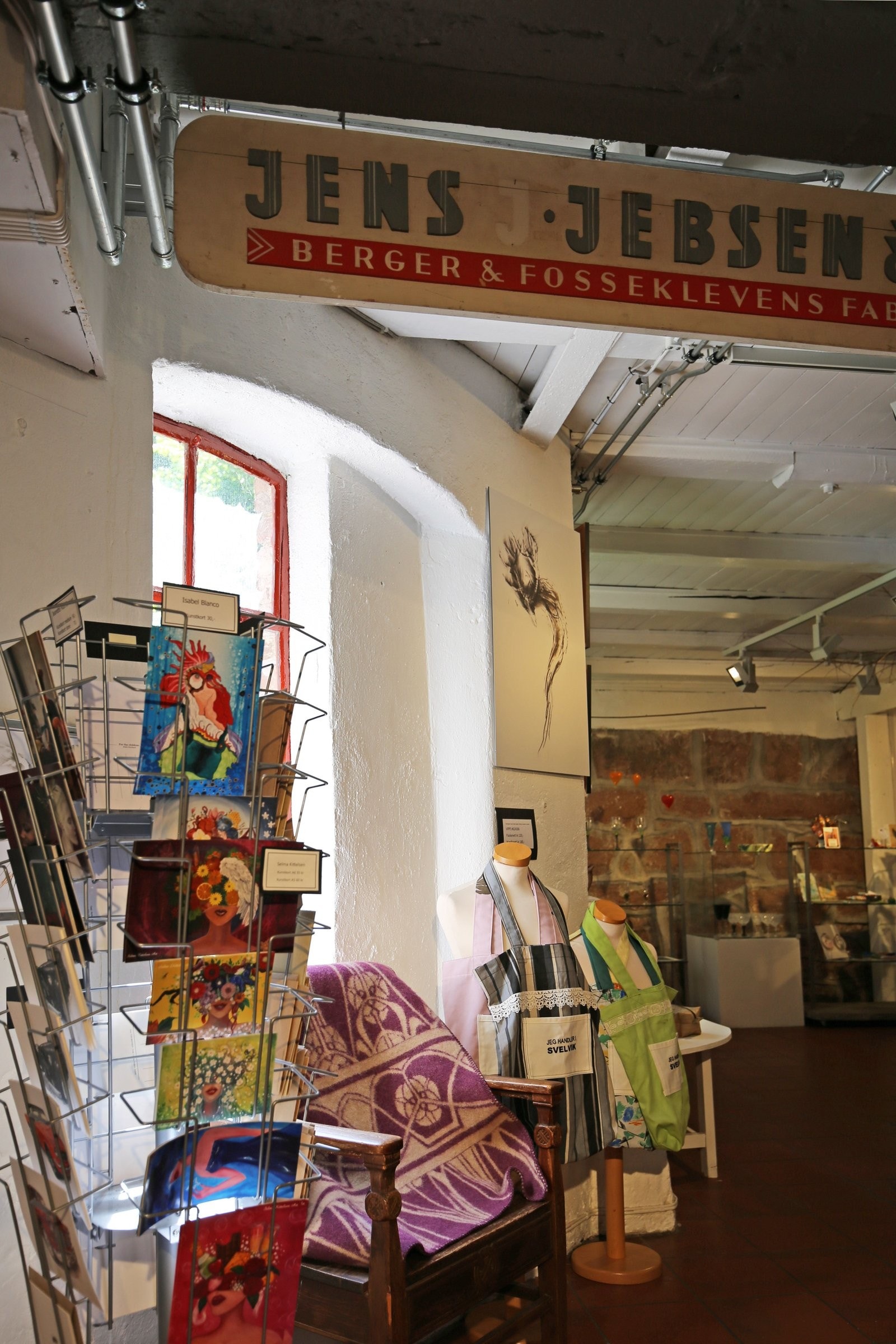 Kortreiste gaver og nyproduksjoner av Bergerpledd kan kjøpes i museumsbutikken. Galleribilde