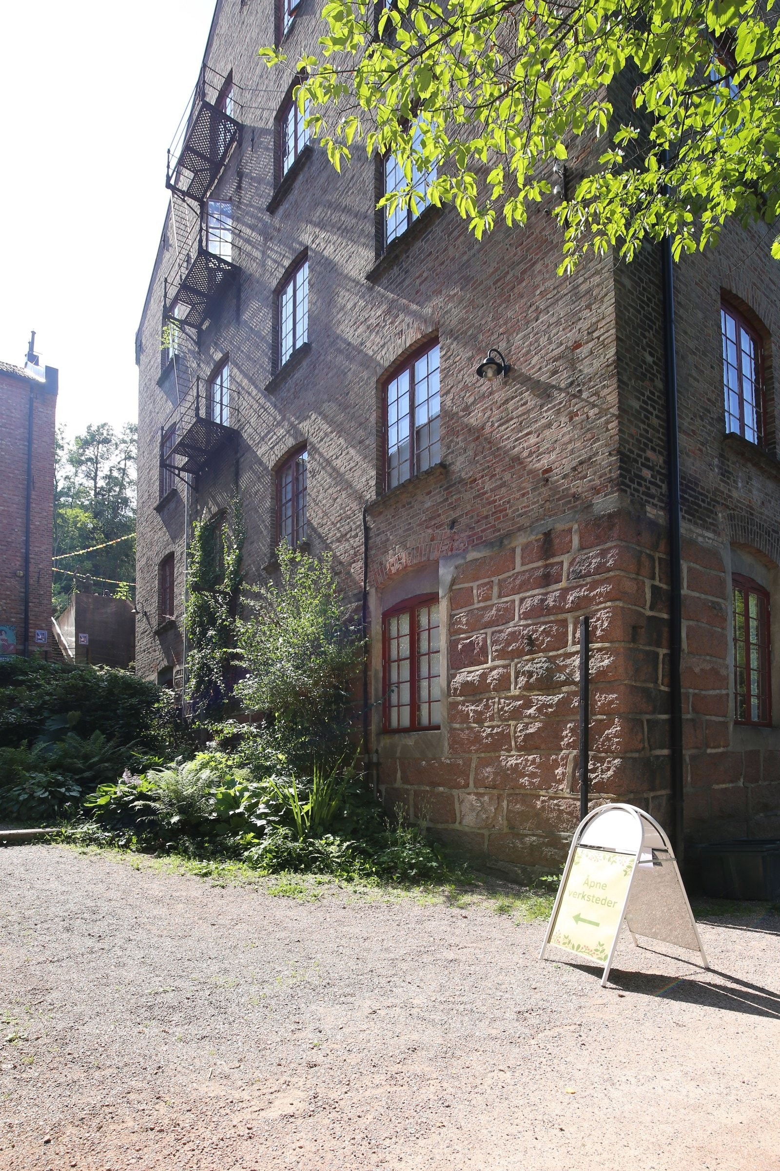 Pent gårdsrom utenfor leilighetens inngang. Galleribilde