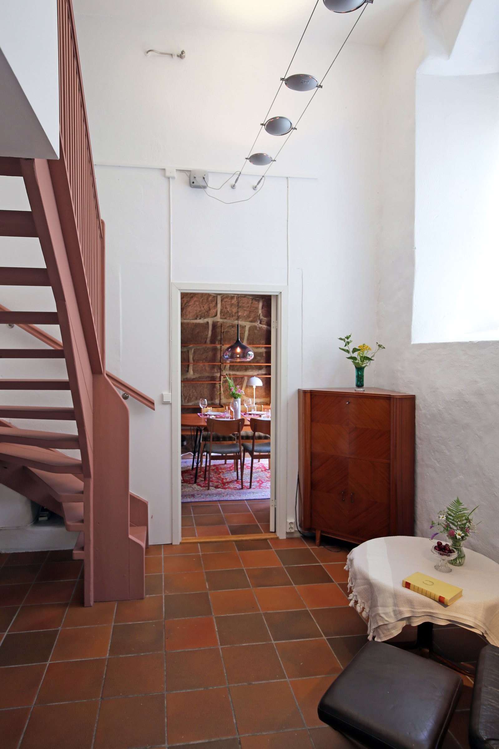 Tilknytning fra kjøkkenet inn til spisestuen. Galleribilde