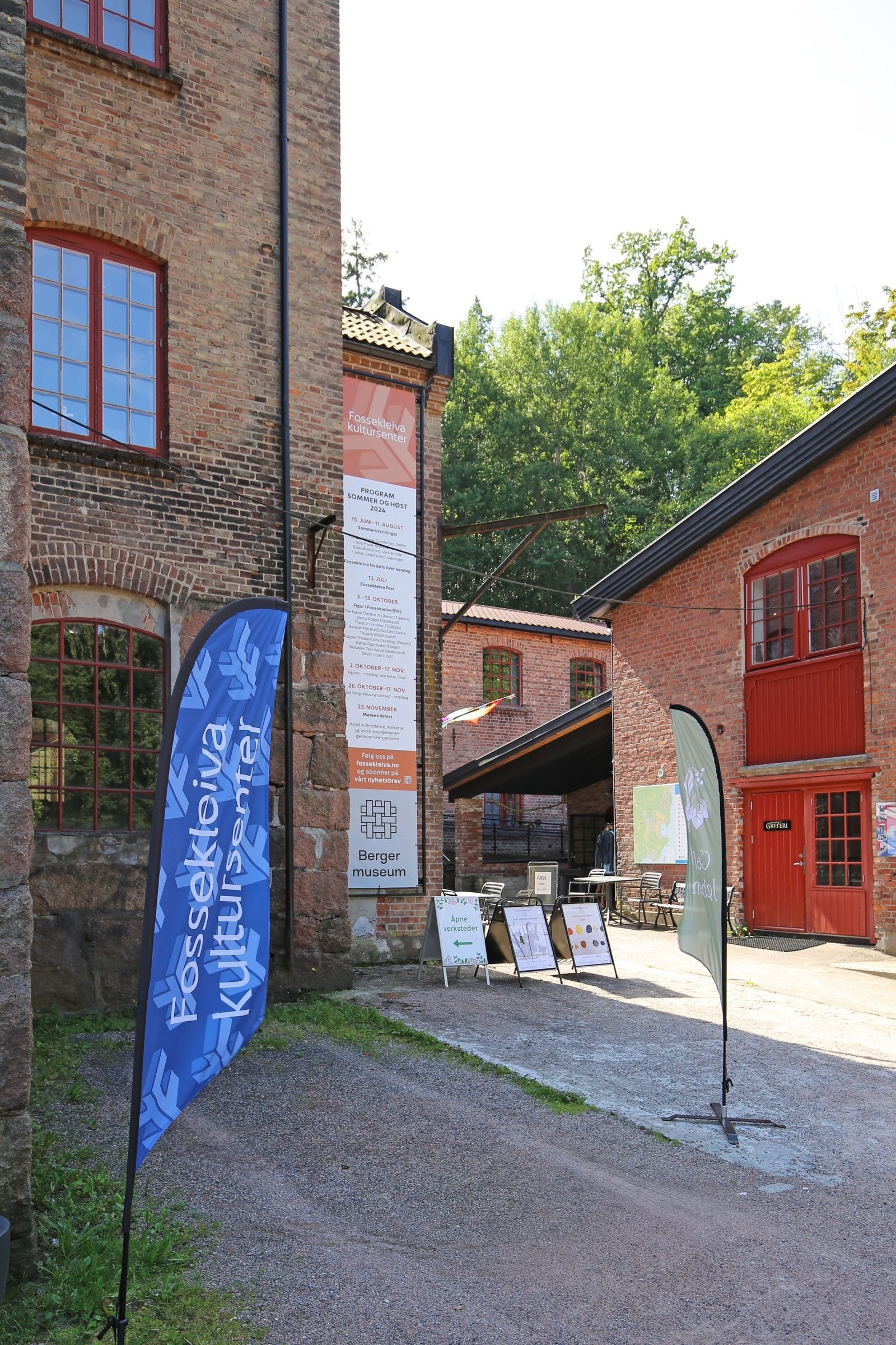 Inngang til Fossekleiva kultursenter og Berger museum i nabobygget, med aktiviteter, utstillinger og forestillinger som foregår hele året. Galleribilde