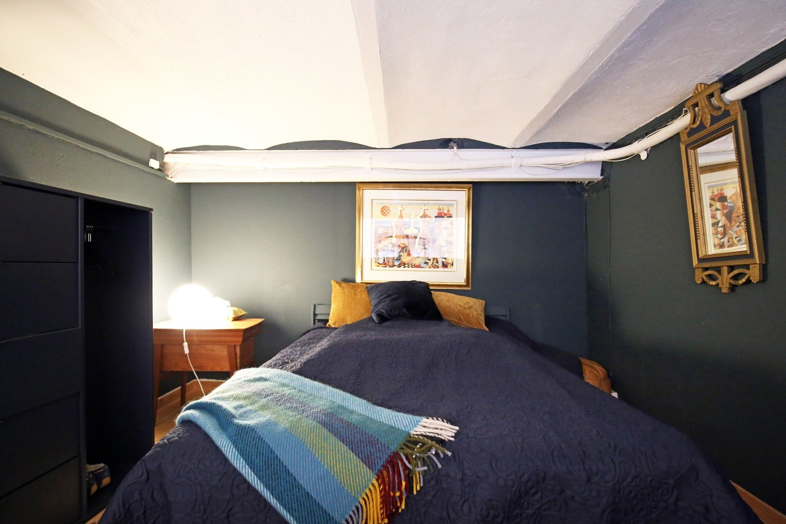 Over kjøkkenet finner man en romslig hems som brukes til soverom. Galleribilde