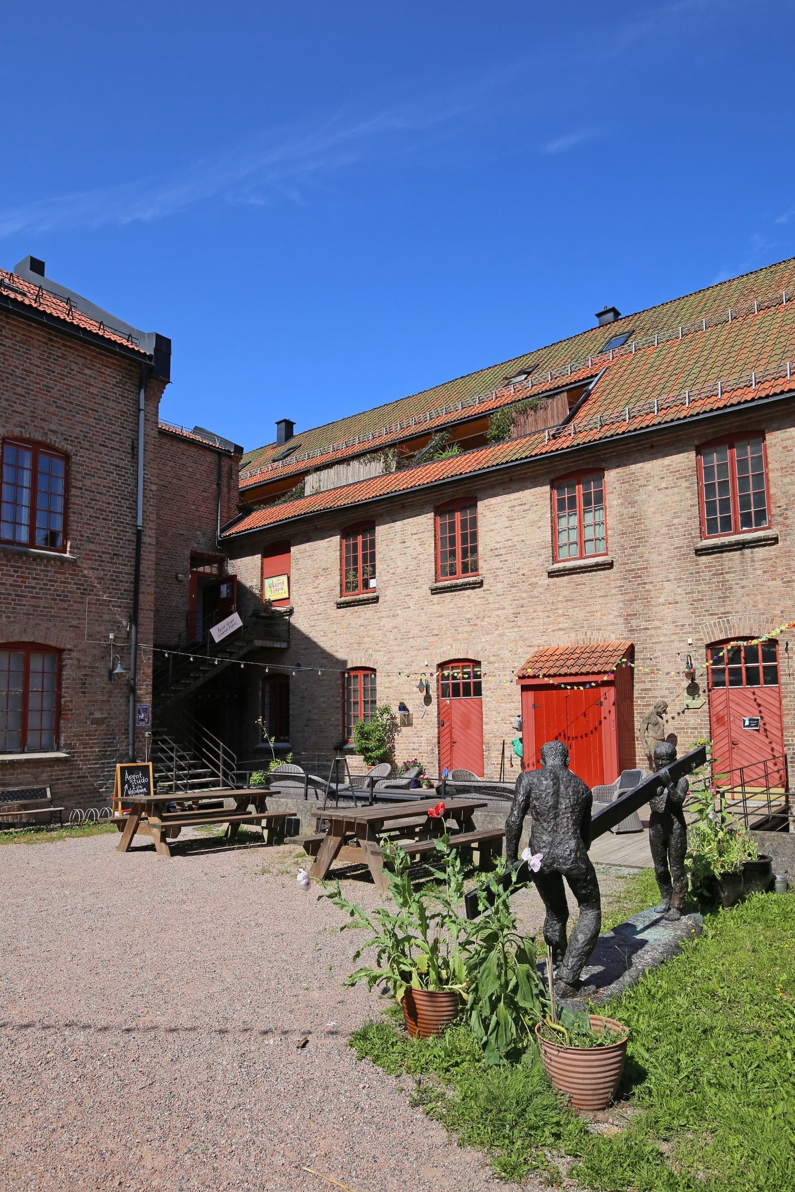 Koselig bakgård med sitteplasser og griller til glede for beboerne. Galleribilde