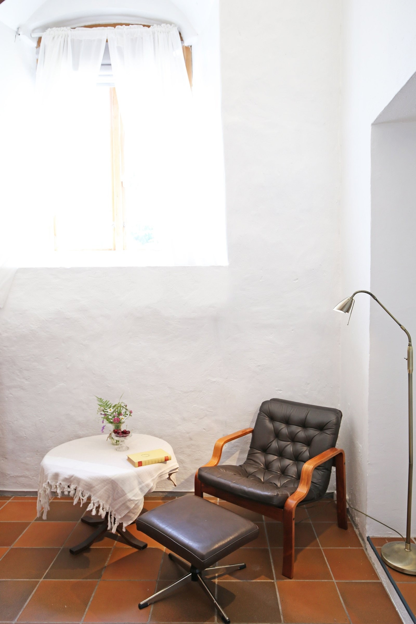 Hyggelig sittekrok i tilknytning til kjøkkenet. Her kan man nyte morgenkaffen eller holde kokken med selskap. Galleribilde