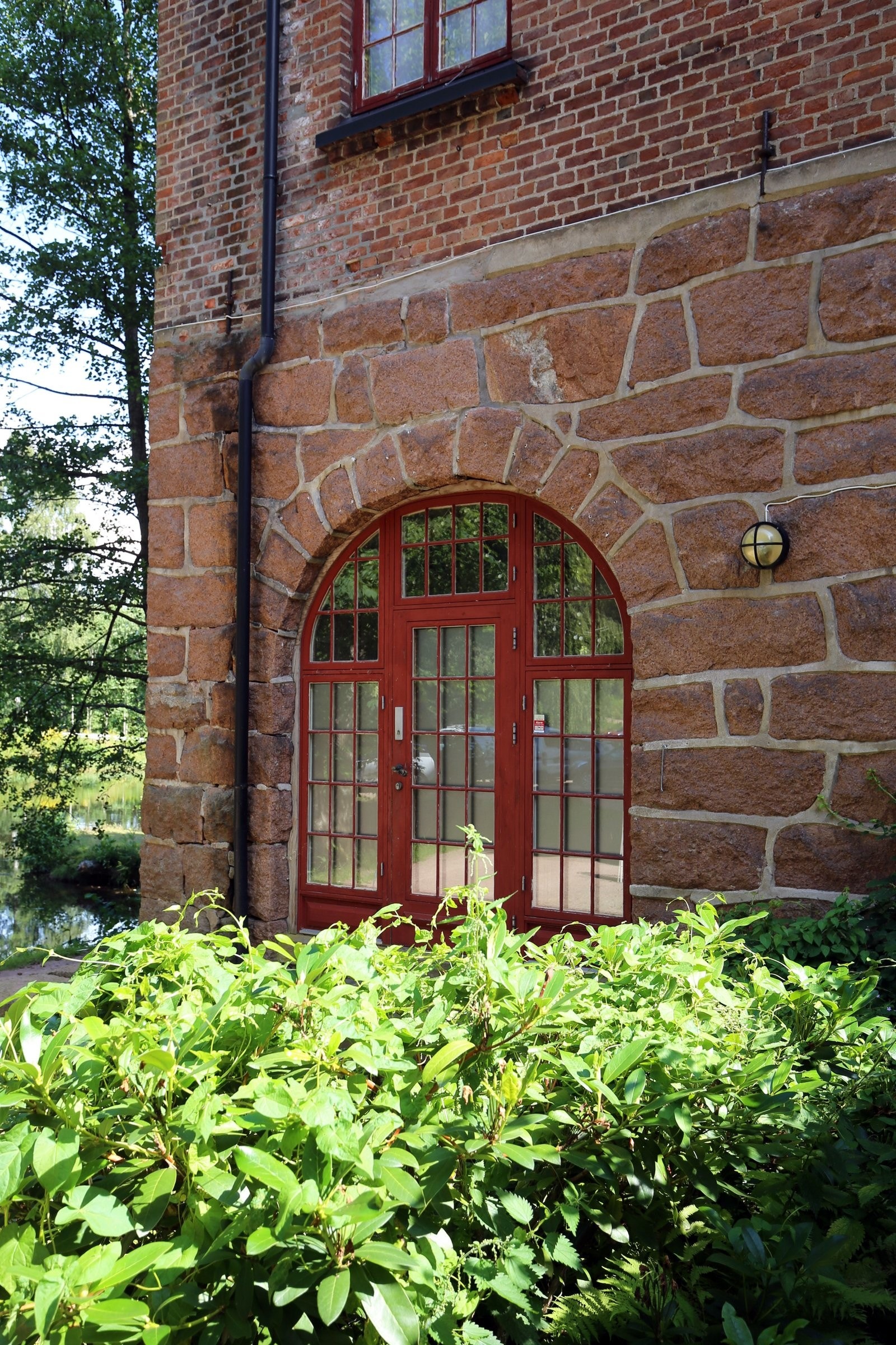 Egen inngang til leiligheten fra bakkeplan. Galleribilde