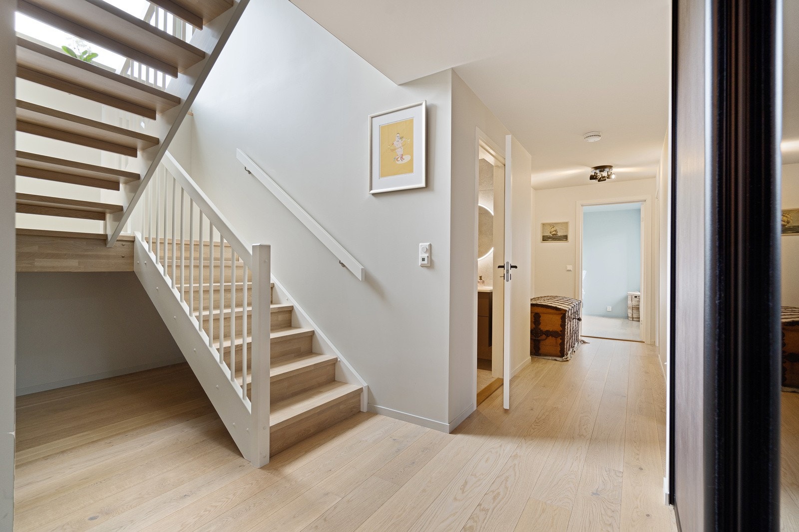 Første etasje rommer hele fire soverom, to lekre bad og et praktisk vaskerom med egen inngang til den romslige dobbelgarasjen. Perfekt for en aktiv hverdag! Galleribilde