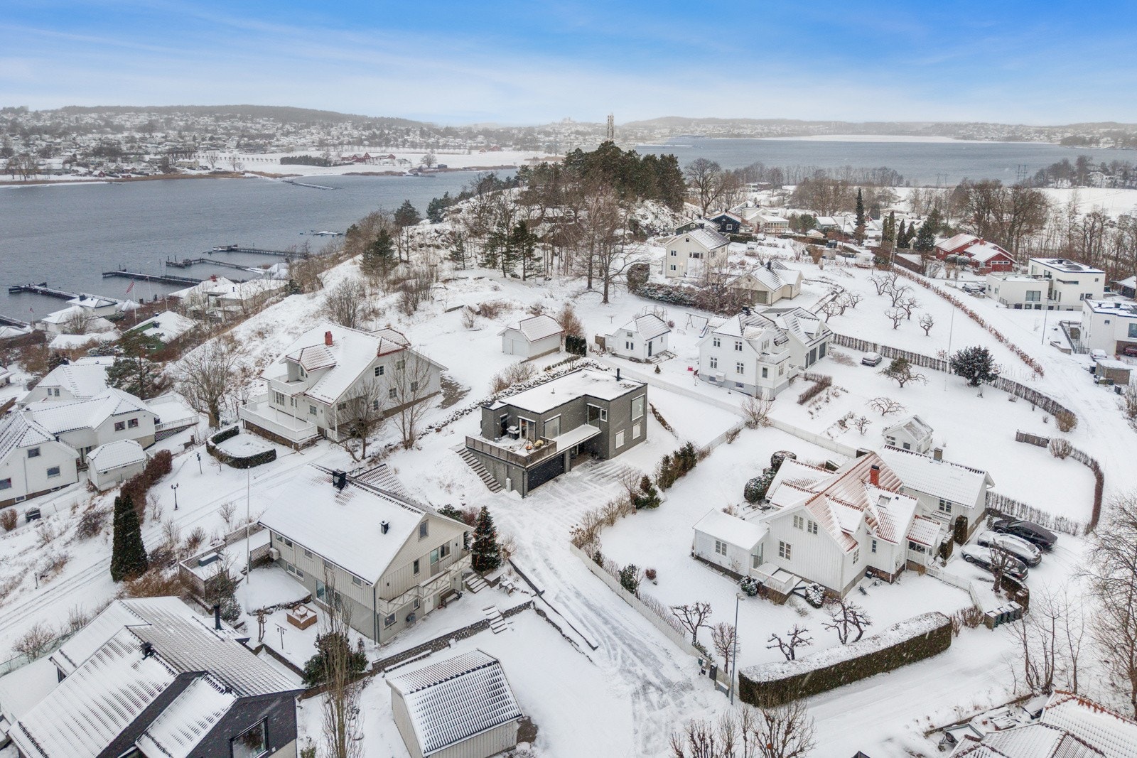 Barnevennlig og fredelig boområde med nærhet til både natur og sjøliv. Galleribilde