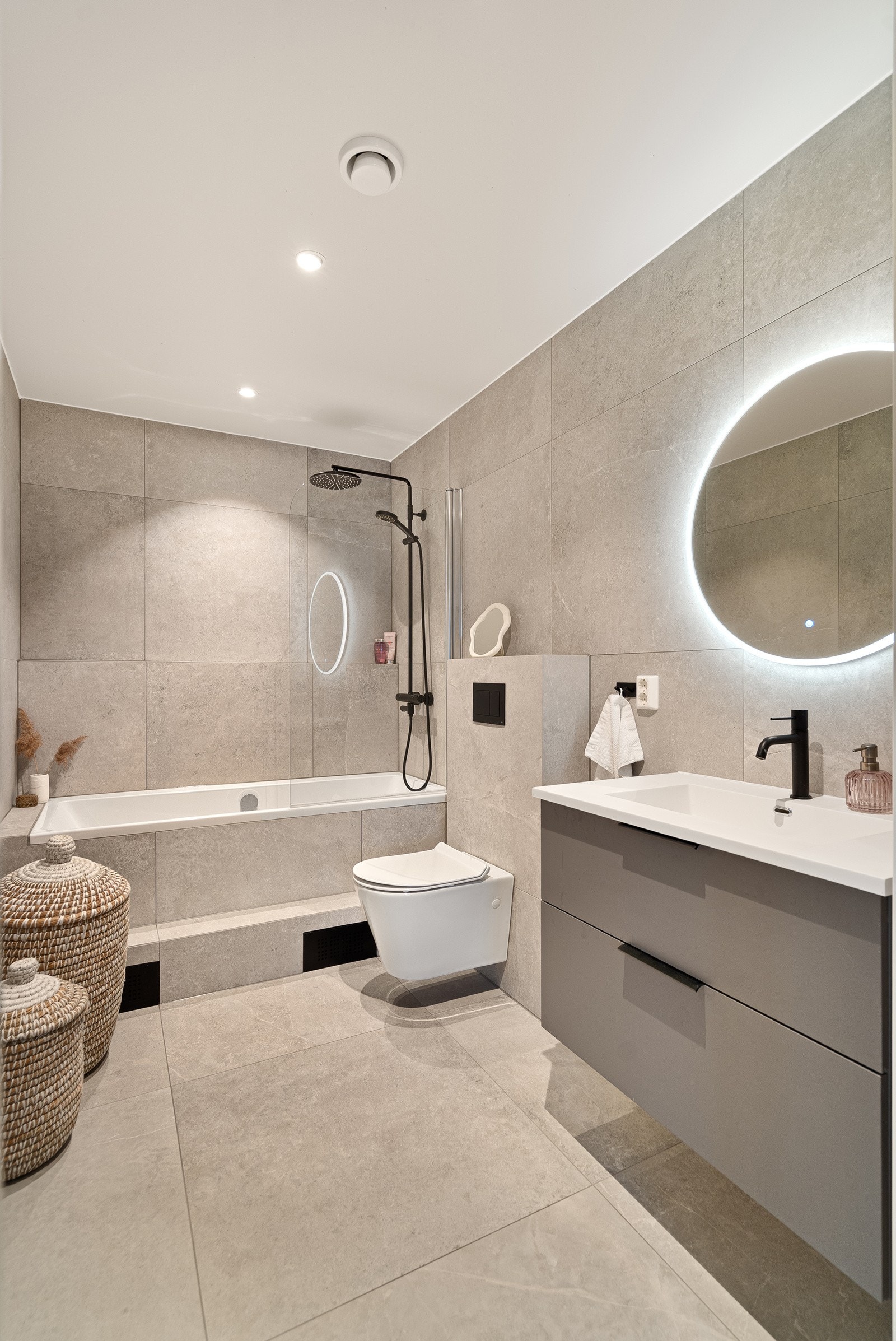 Boligens tredje bad har badekar. Galleribilde