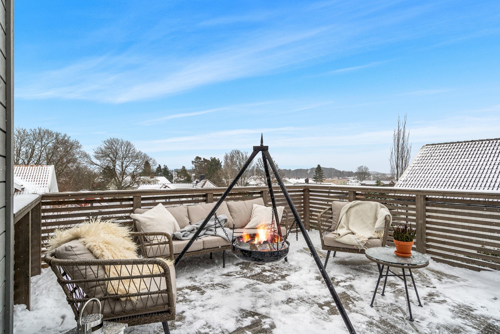 Fra kjøkkenet går du rett ut på en nydelig terrasse med gløtt av sjøen - et herlig sted å starte dagen med en kaffekopp. Galleribilde