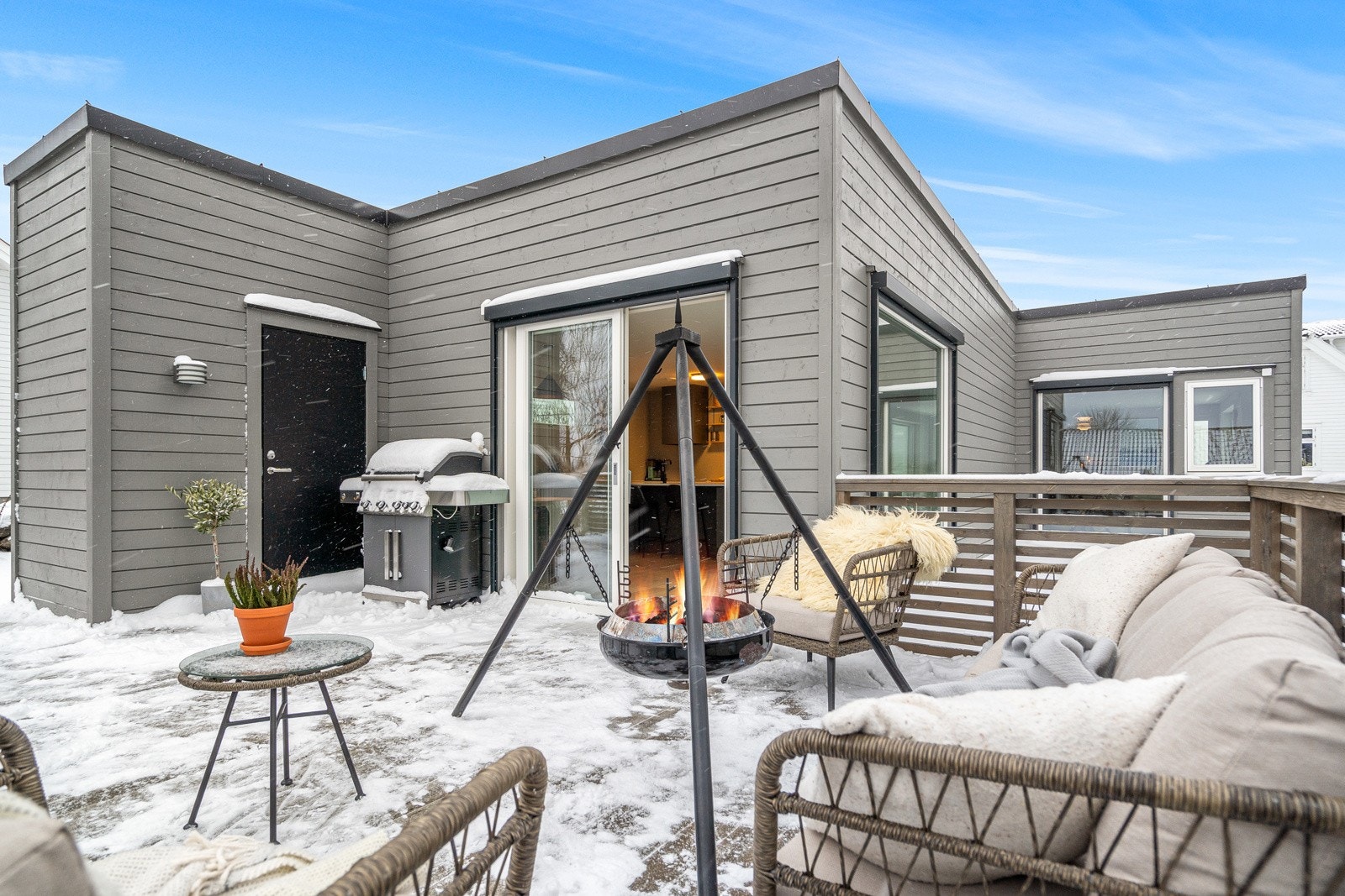 Uteplassen skaper koselige stunder, både på sommeren og vinteren. Galleribilde