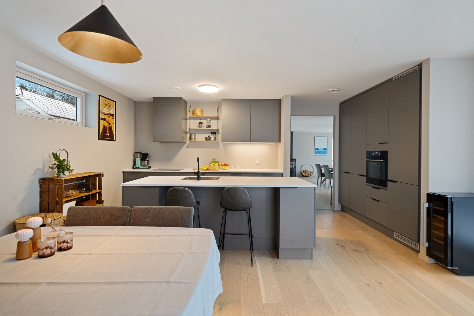 Stilrent kjøkken fra Aubo med integrerte hvitevarer og rikelig skapplass - et funksjonelt og lekkert samlingspunkt for hele familien. Galleribilde