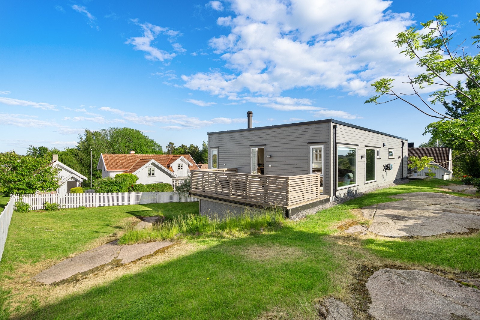 Flott uteområde med terrasser, plen og gode solforhold - perfekt for både hverdag og sommerfest. Galleribilde