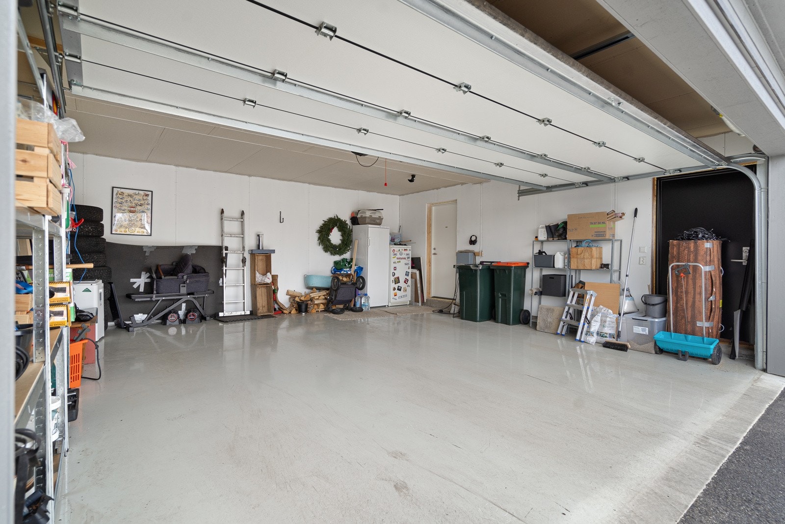 Dobbelgarasje med automatiske porter og god plass til både biler, utstyr og lagring. Galleribilde