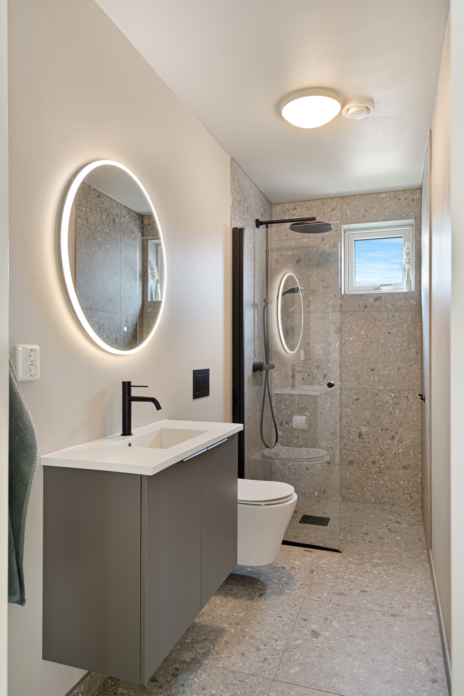 Boligen har tre delikate bad - ett i andre etasje - alle med moderne innredning og dusjløsning. Galleribilde