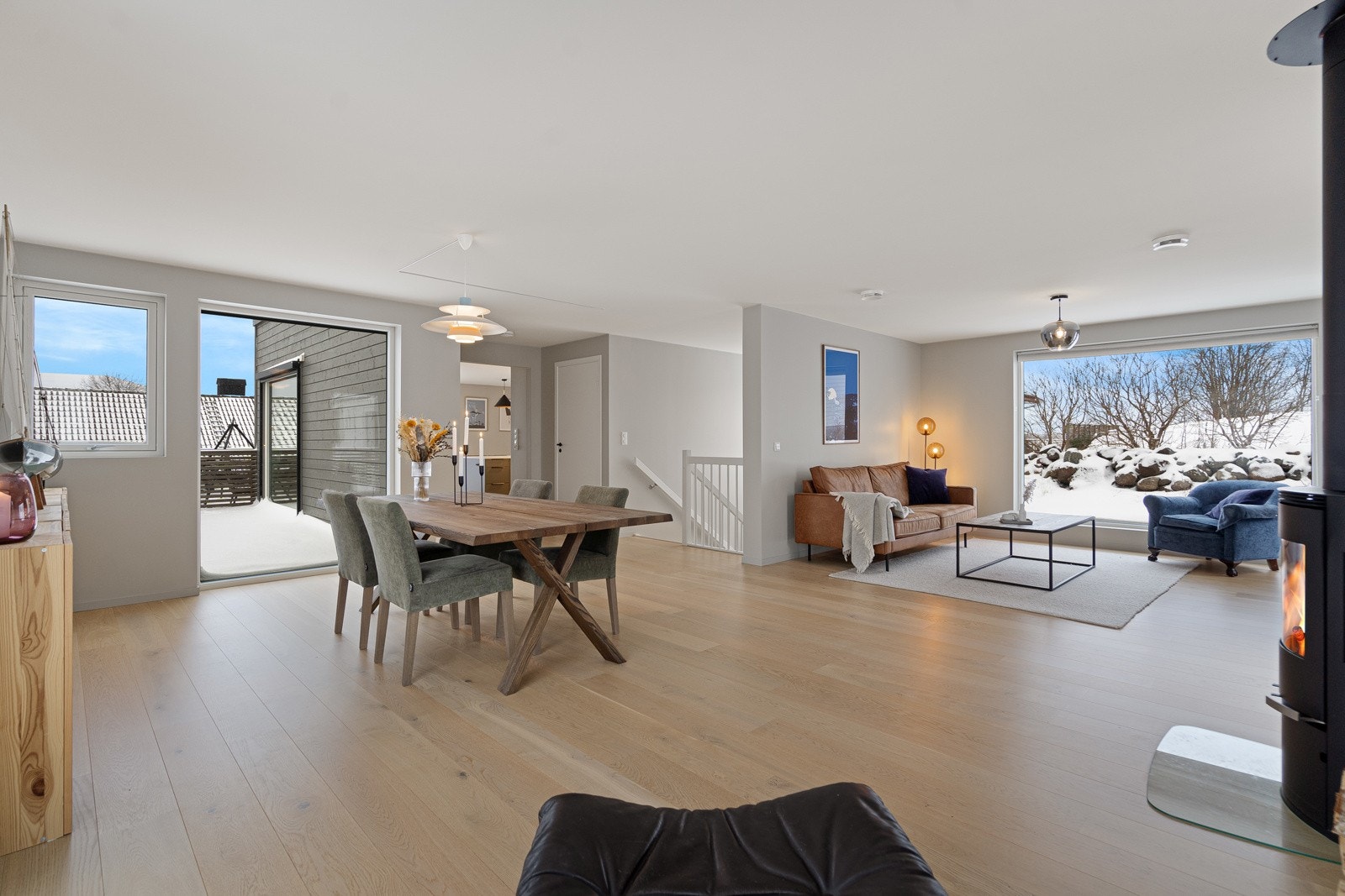 Stuen har åpen løsning mot kjøkkenet og gir god plass til både hverdag og selskapeligheter. Galleribilde