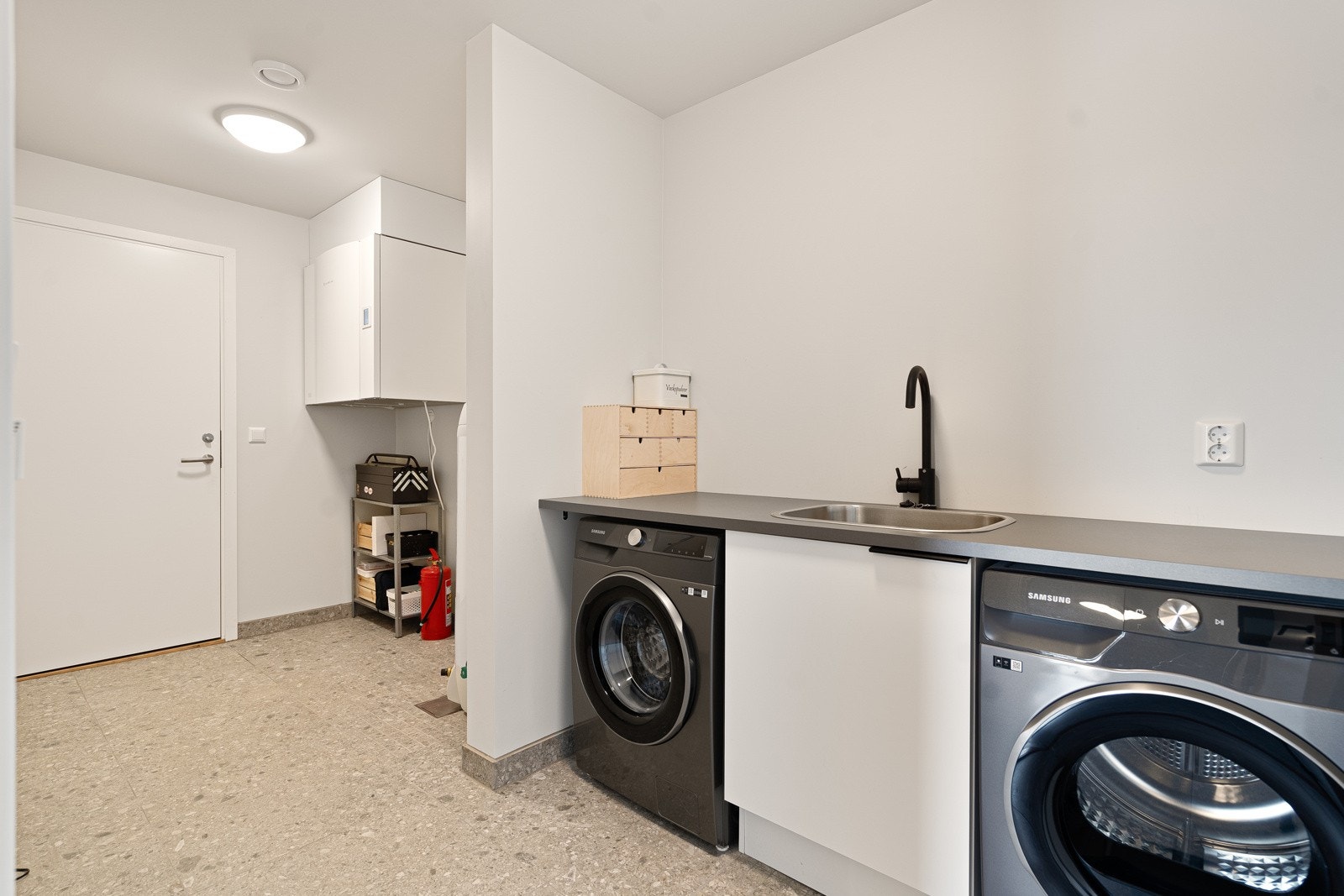 Vaskerom med direkte adkomst fra dobbelgarasjen - praktisk i hverdagen. Galleribilde