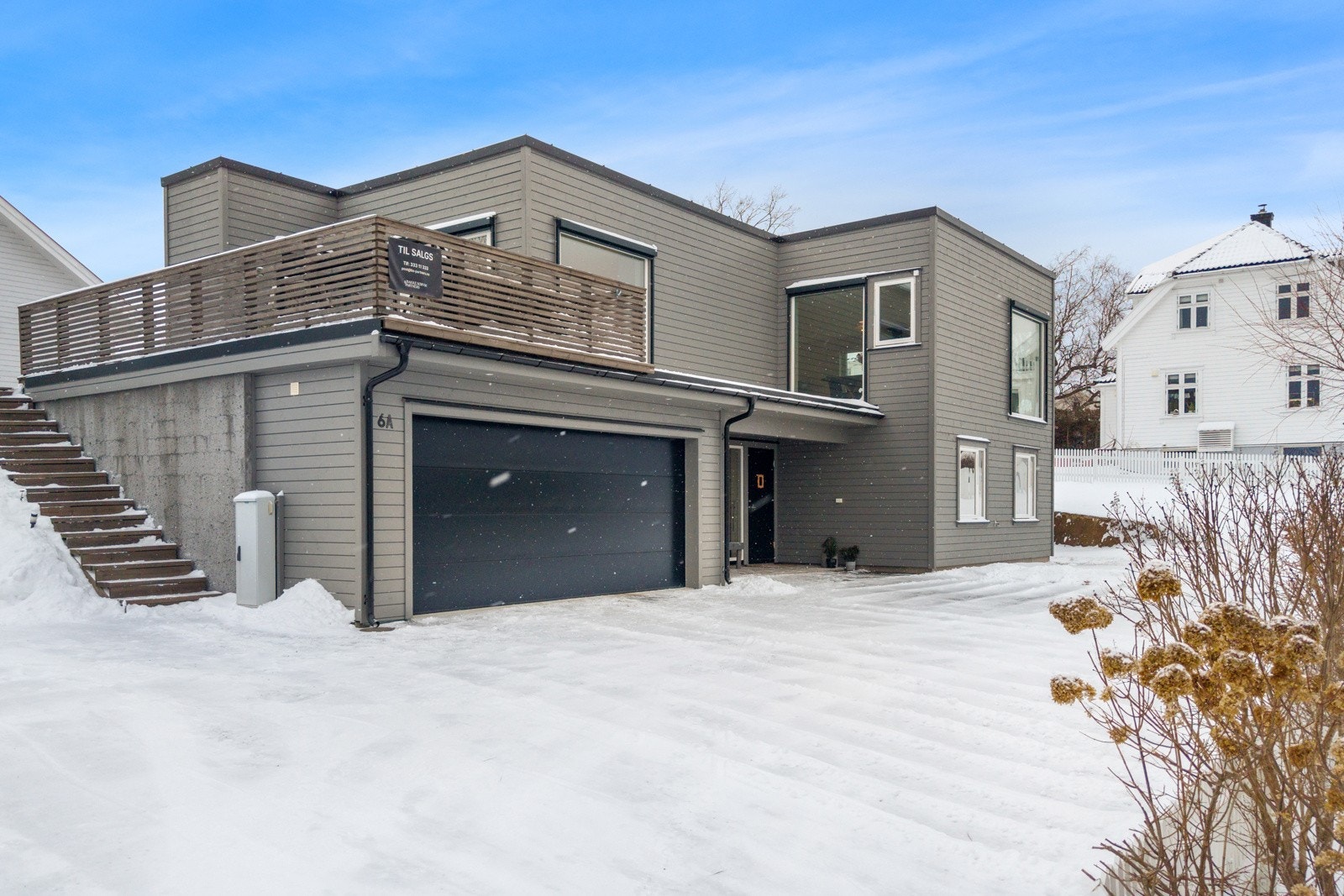 Eiendommen ligger skjermet til på en solrik tomt i et rolig og attraktivt boligområde. Galleribilde