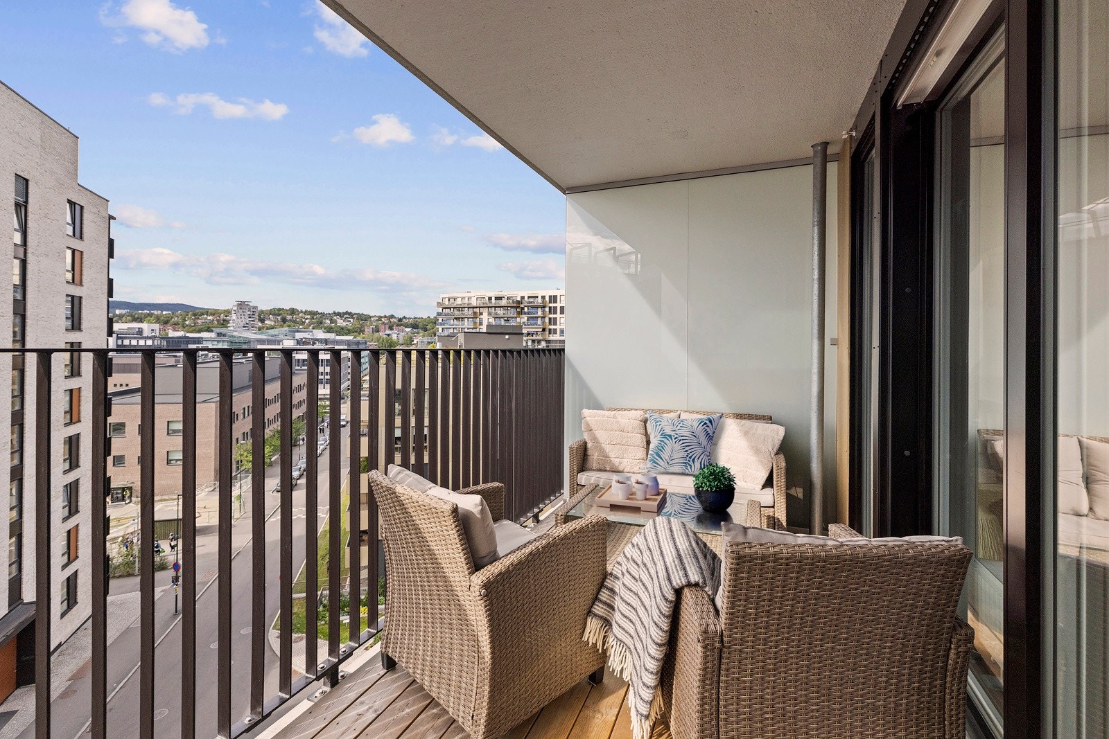 Fra stuen er det utgang til balkong på 8 kvm med fantastisk utsikt samt god plass til sittegruppe og grill. Galleribilde