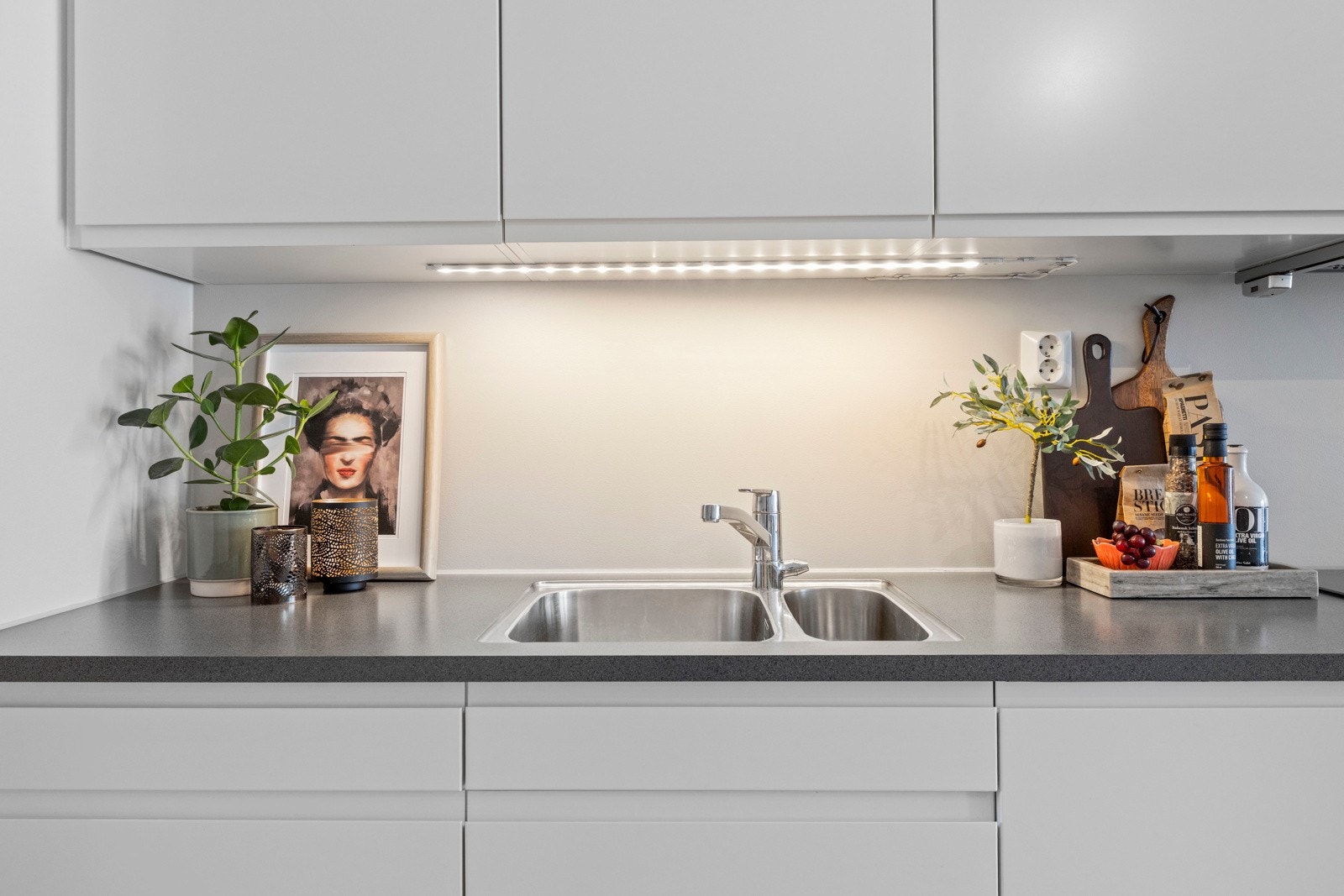 Skap- og benkeplass er godt utnyttet, og rommet har en kullfilterventilator for avtrekk. Kjøkkenet er tilrettelagt for enkel bruk og funksjonalitet i hverdagen. Galleribilde