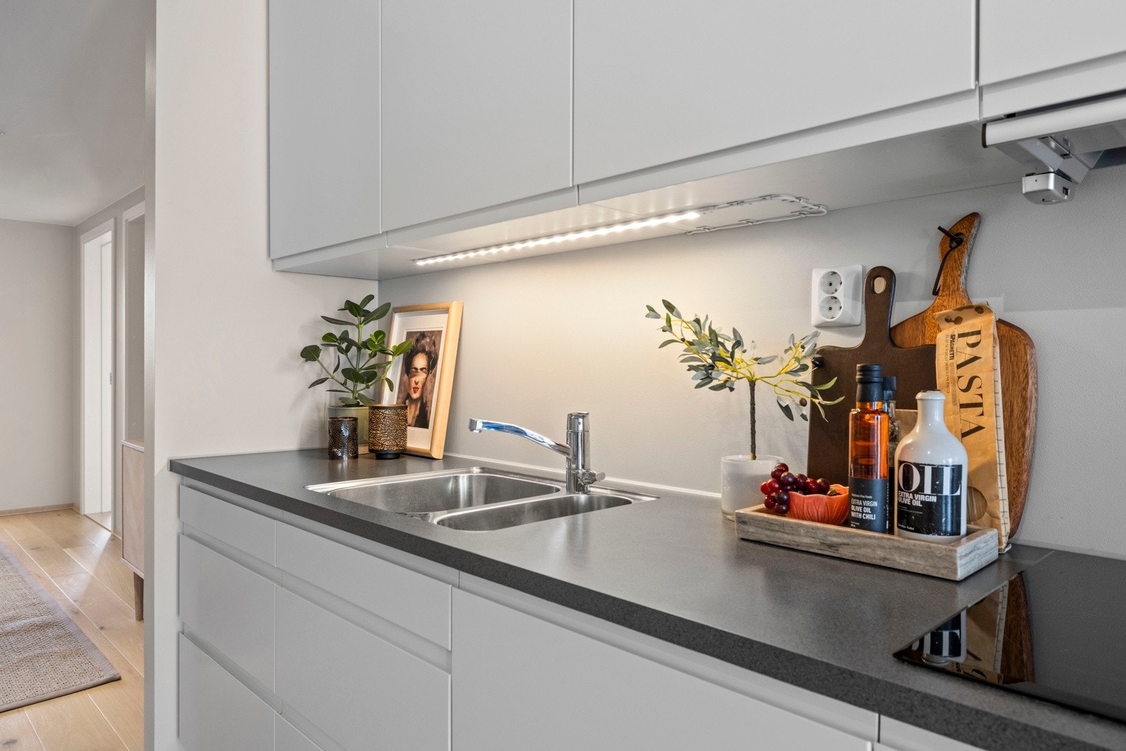 Det er integrerte hvitevarer som kjøl/fryseskap, oppvaskmaskin, platetopp og stekeovn, noe som gir en praktisk og effektiv løsning. Galleribilde