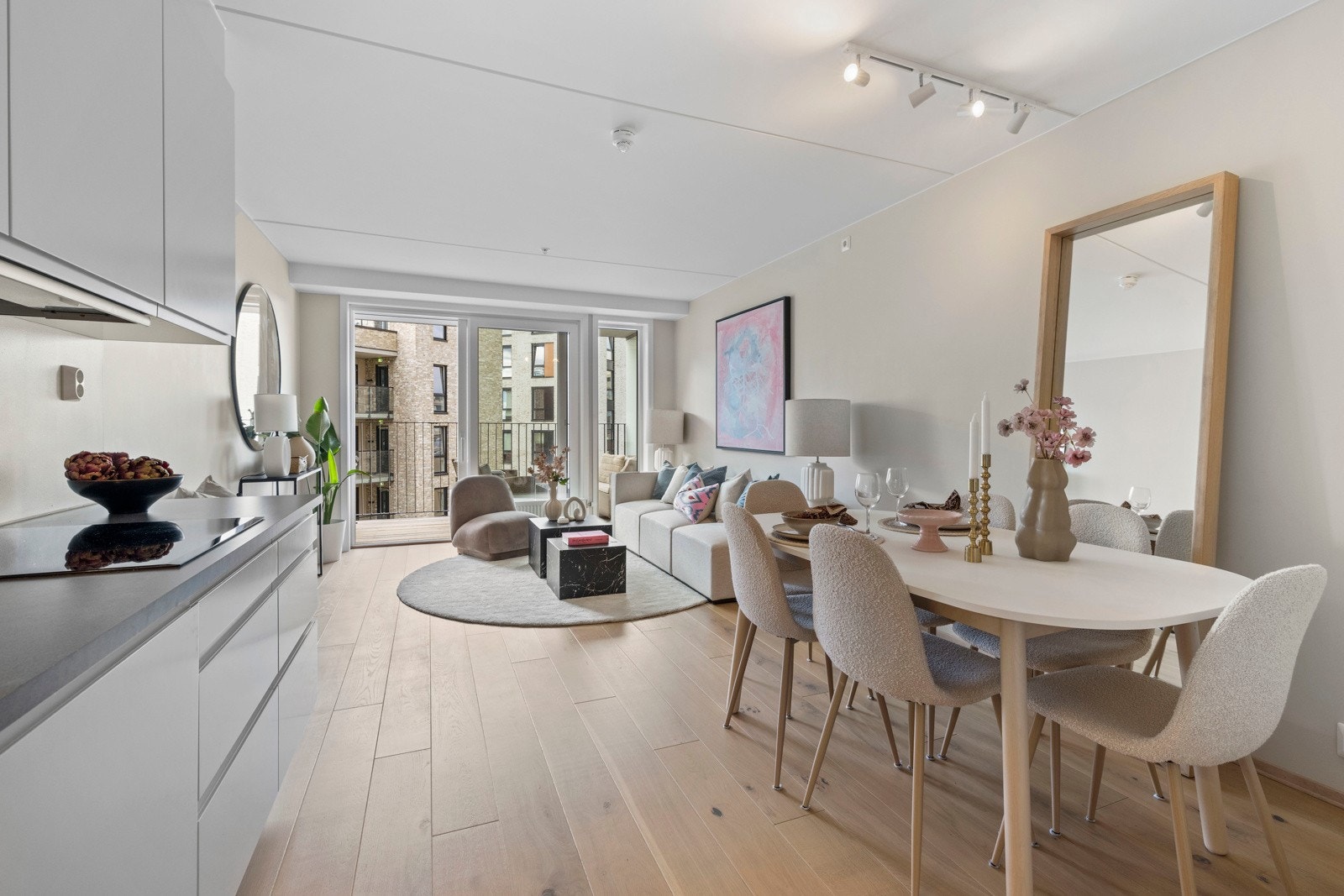 Den gjennomgående planløsningen gir en lys og åpen atmosfære, hvor hver detalj er nøye valgt. Galleribilde