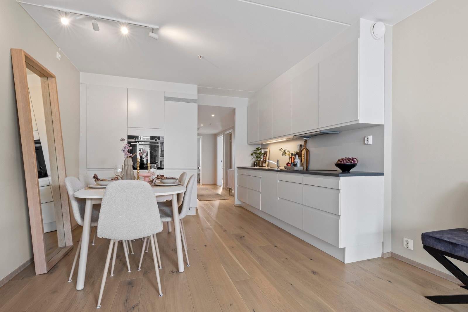 Kjøkkenet er delikat og lyst, her er det godt med skuff- og skapplass samt fine arbeidsflater. Galleribilde