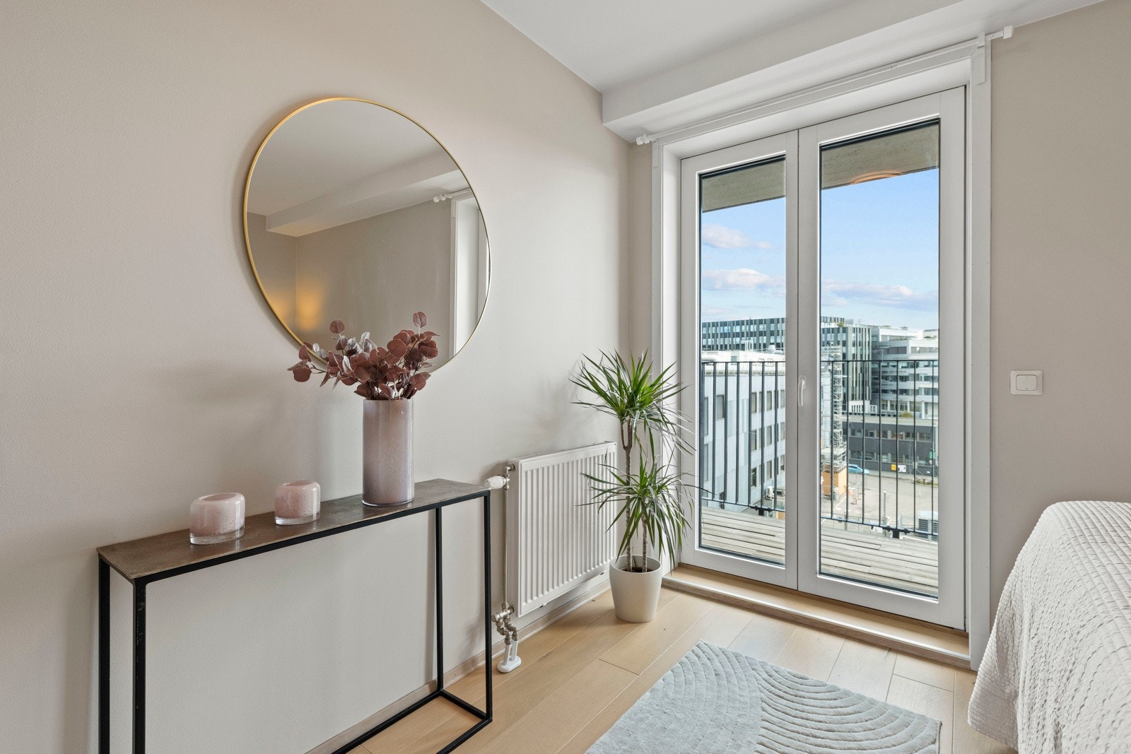 Det er elektrisk solskjerming på soverommene. Galleribilde