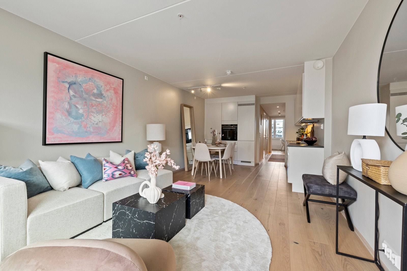 Her får du fleksible innredningsmuligheter med plass til både en hyggelig sofakrok og en stor spisestue - perfekt for alt fra hverdagskos til sosiale lag. Galleribilde