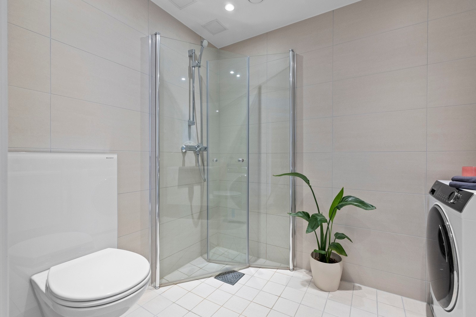 Opplegg for vaskemaskin og plass til tørketrommel over. Galleribilde