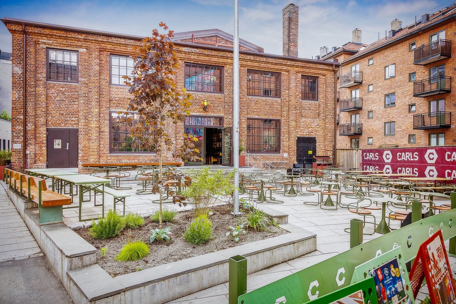 Populære Carls ligger en kort gange unna leiligheten med kafé og bar, restaurant, uteservering, vinbar, og to store arrangementsrom. Galleribilde