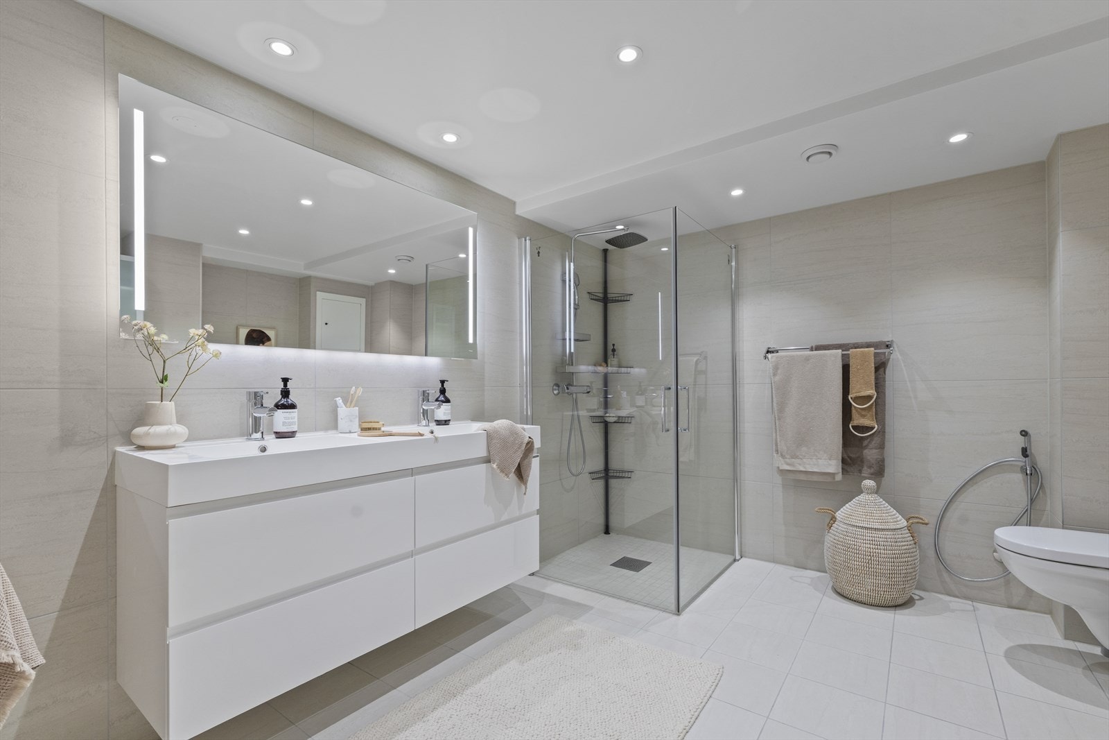 Badet er meget romslig og har baderomsinnredning med glatte, høyglans fronter og dobbel heldekkende servant. Galleribilde