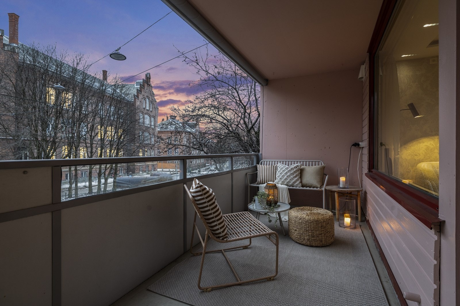 Utgang fra stue til sydøstvendt balkong på ca. 12,6 m². Galleribilde