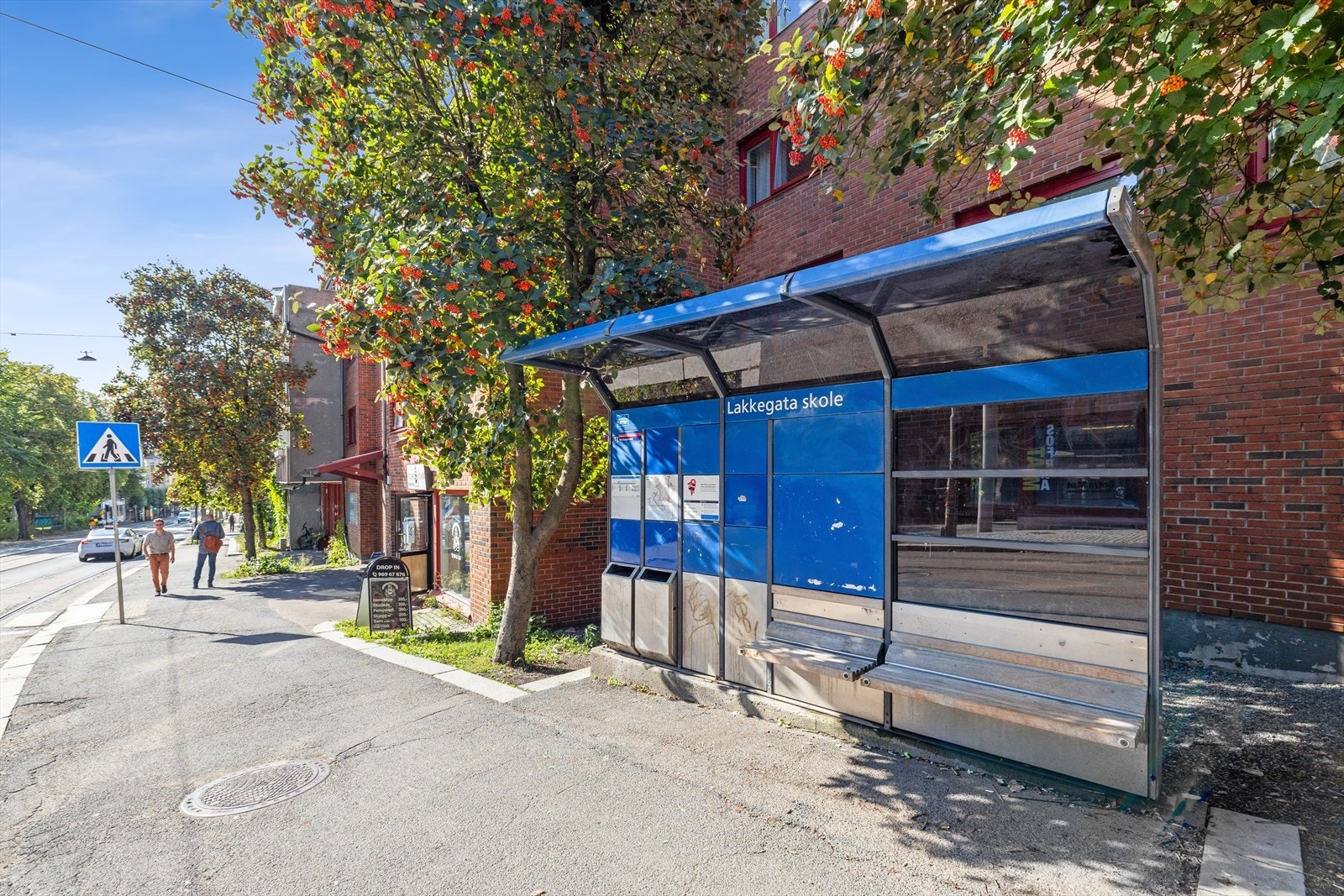 Trikk nr. 17 stopper rett ved! Forøvrig er det gangavstand til det meste. Galleribilde