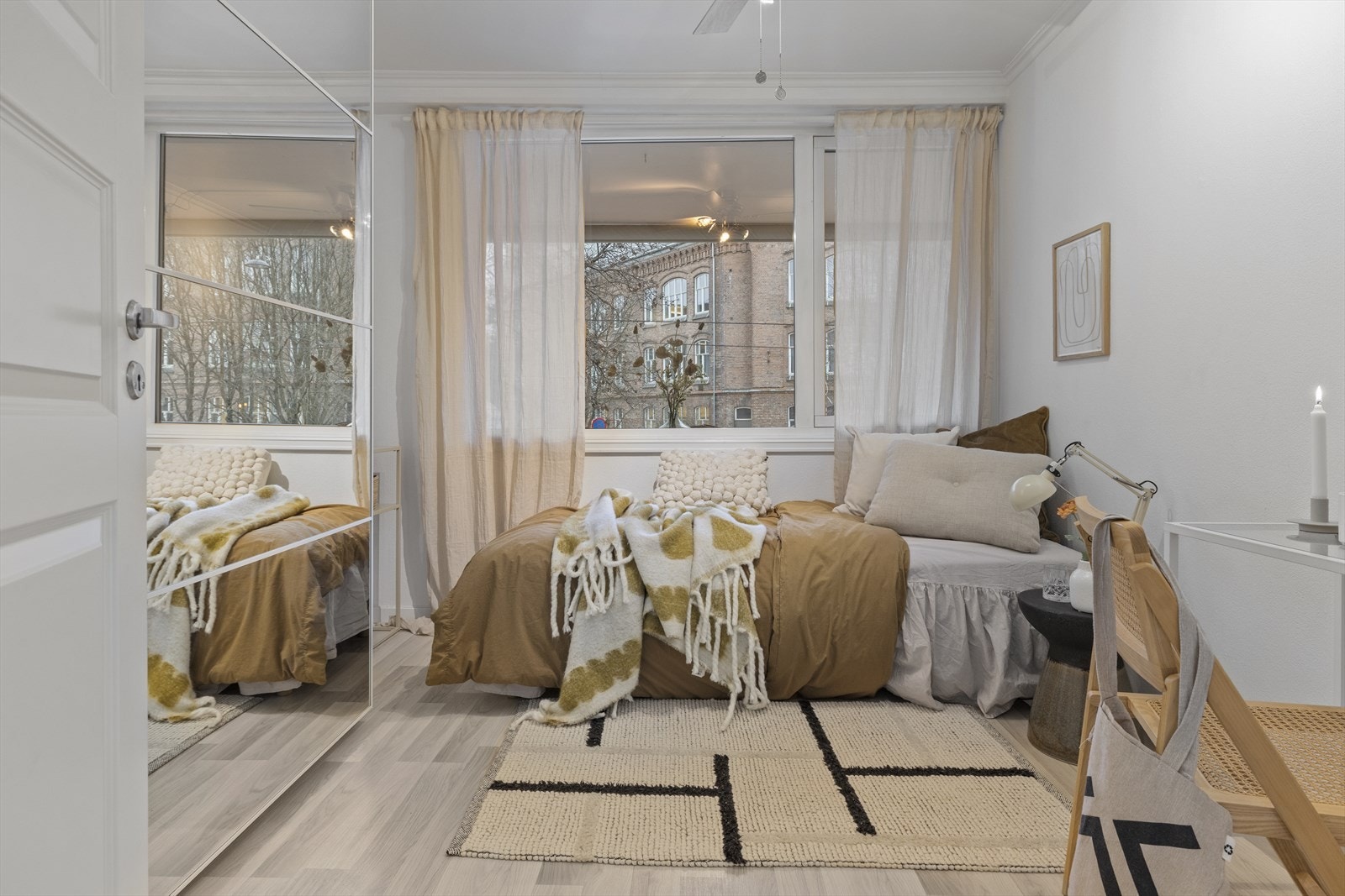 Disse har også god oppbevarinsplass i skyvedørsgarderober med speildører. Galleribilde