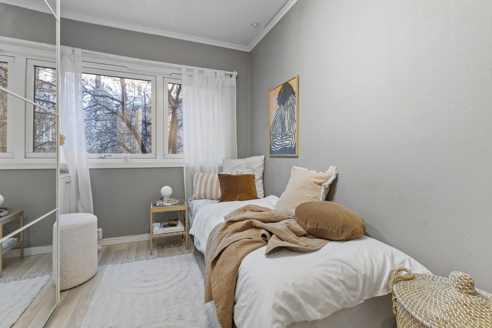 Soverom 3 med god plass til seng, nattbord og garderobeskap. Galleribilde