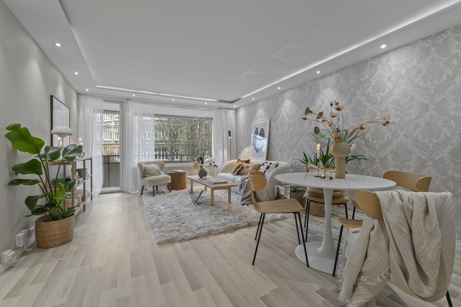 Stuen er lys og åpen med flere soner. Galleribilde