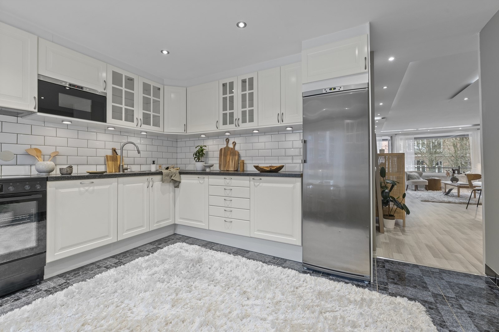 Meget god oppbevaringsplass i over- og underskap. Galleribilde