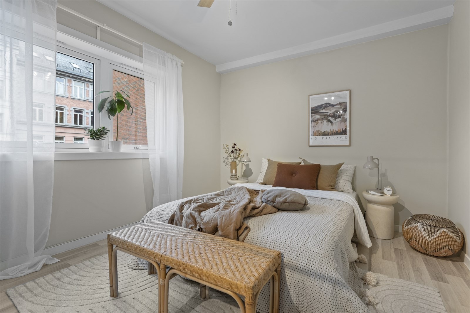 Leiligheten har 3 gode soverom. Hovedsoverommet har god plass til dobbeltseng, nattbord, garderobeskap m.m. Galleribilde